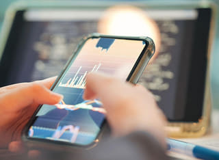 Persona que invierte comprobando el proceso transparente de transferencia y retirada de fondos
