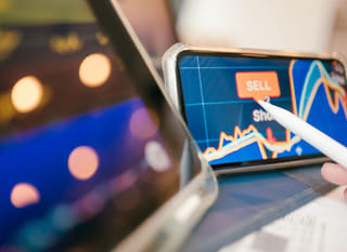 Operador de múltiples mercados examinando alternativas de forex, Ethereum y Bitcoin